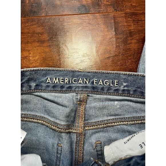 American Eagle Distressed High Rise Light Wash Mom Jean Sz 2 - Picture 2 of 8
